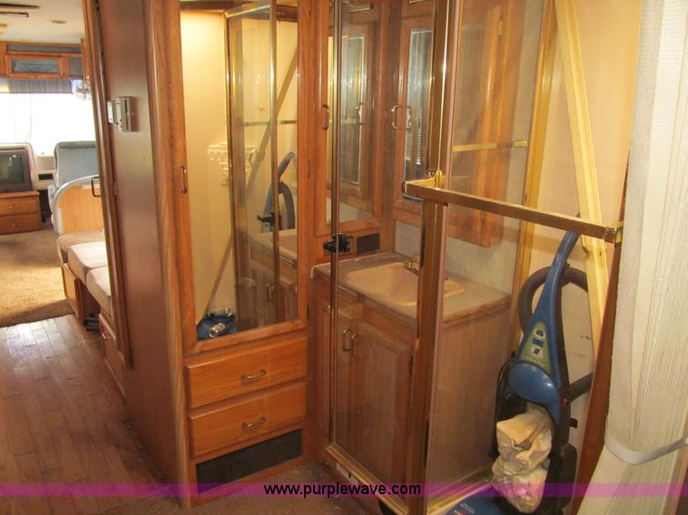 image for item J3320 1993 Oshkosh Dolphin 32D 32' RV