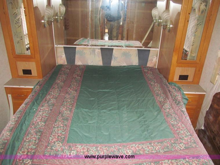 image for item J3320 1993 Oshkosh Dolphin 32D 32' RV