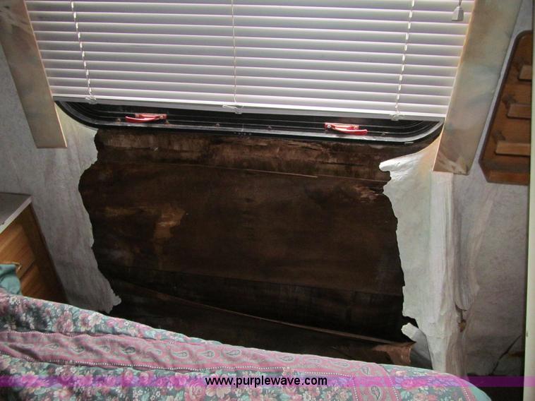 image for item J3320 1993 Oshkosh Dolphin 32D 32' RV