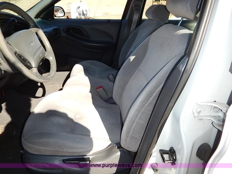 image for item K7051 1999 Ford Taurus LX