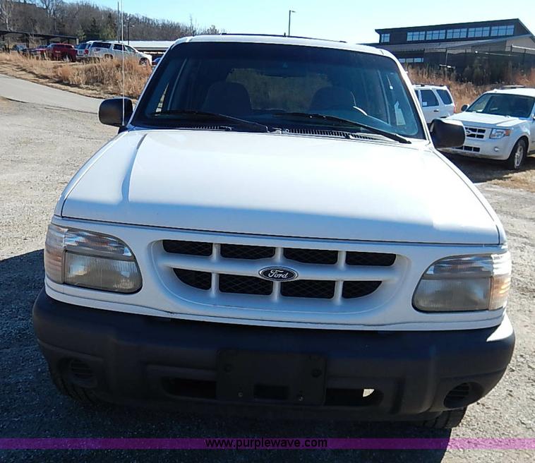 image for item K7055 2000 Ford Explorer XLS SUV