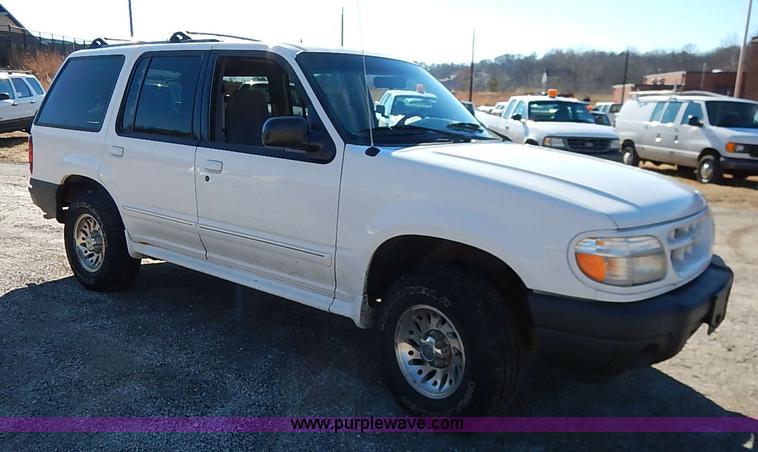 image for item K7055 2000 Ford Explorer XLS SUV