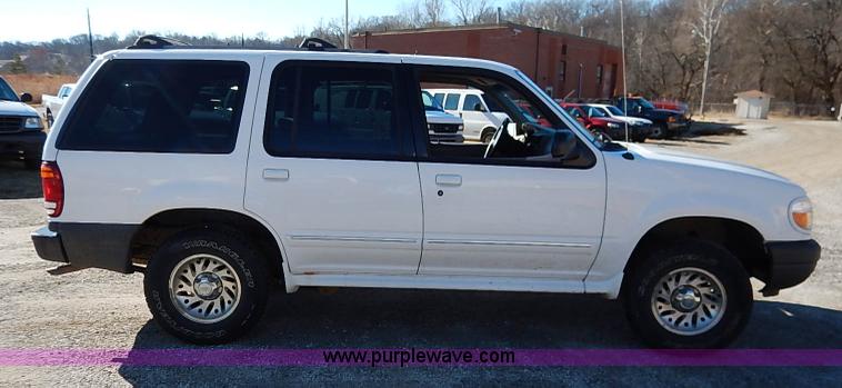 image for item K7055 2000 Ford Explorer XLS SUV