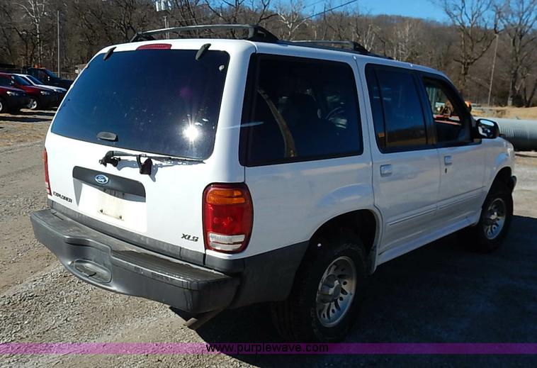 image for item K7055 2000 Ford Explorer XLS SUV