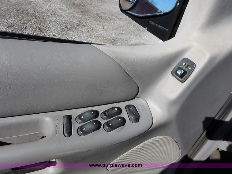 image for item K7055 2000 Ford Explorer XLS SUV