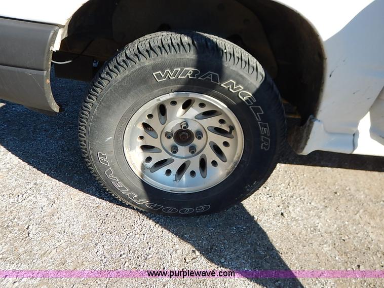 image for item K7055 2000 Ford Explorer XLS SUV