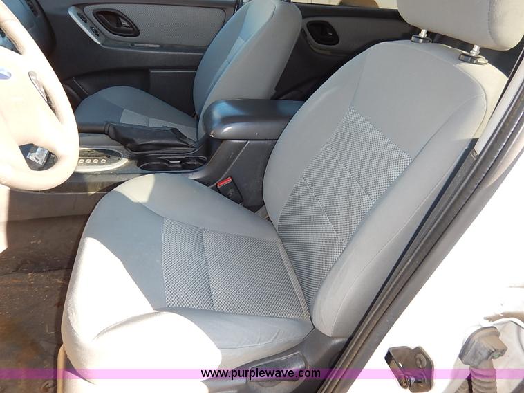 image for item K7060 2005 Ford Escape Hybrid SUV