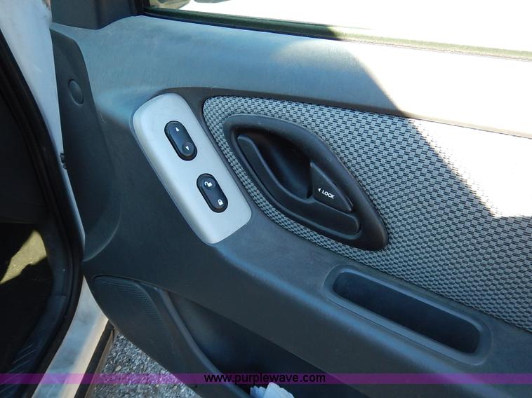 image for item K7060 2005 Ford Escape Hybrid SUV