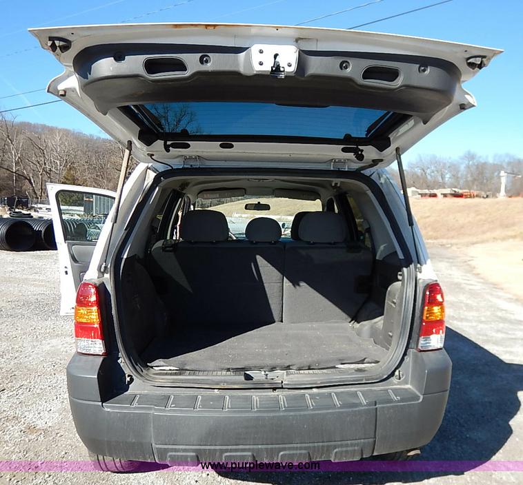 image for item K7060 2005 Ford Escape Hybrid SUV