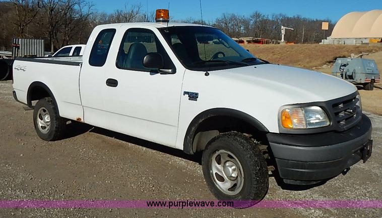image for item K7061 2002 Ford F150 XL SuperCab pickup truck