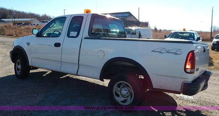 image for item K7061 2002 Ford F150 XL SuperCab pickup truck