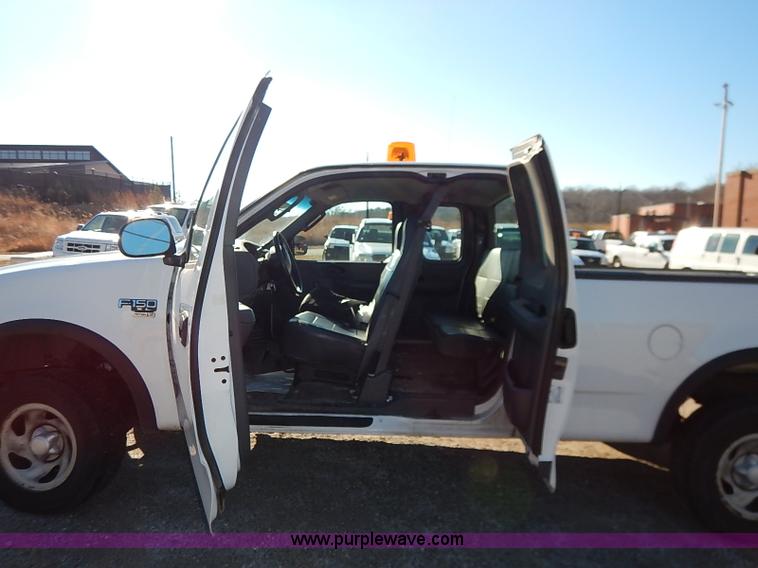 image for item K7061 2002 Ford F150 XL SuperCab pickup truck