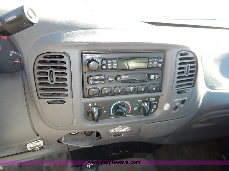 image for item K7061 2002 Ford F150 XL SuperCab pickup truck