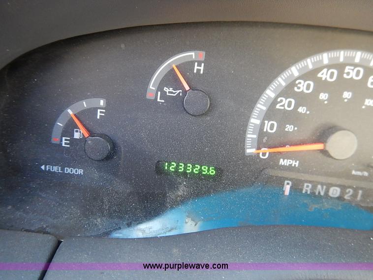 image for item K7061 2002 Ford F150 XL SuperCab pickup truck