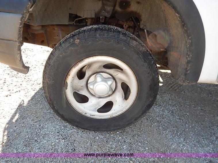 image for item K7061 2002 Ford F150 XL SuperCab pickup truck