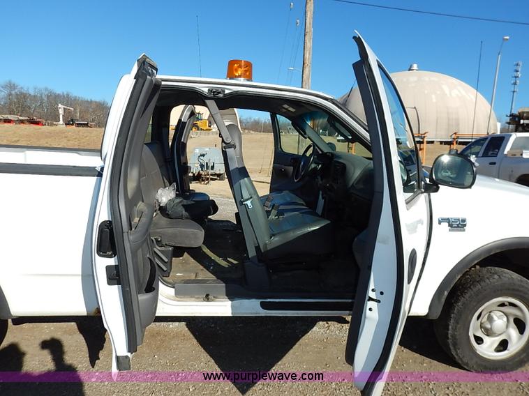 image for item K7061 2002 Ford F150 XL SuperCab pickup truck