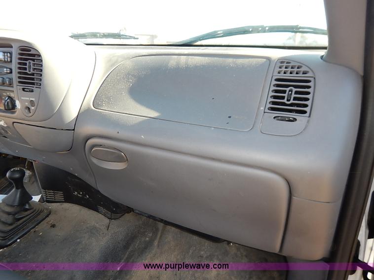 image for item K7061 2002 Ford F150 XL SuperCab pickup truck