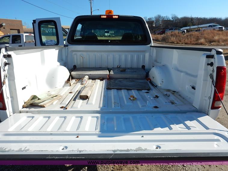 image for item K7061 2002 Ford F150 XL SuperCab pickup truck