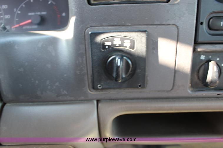 image for item L6552 2000 Ford F350 Super Duty XLT Crew Cab flatbed pickup truck