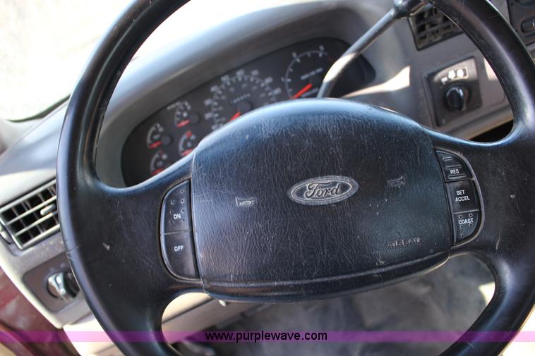 image for item L6552 2000 Ford F350 Super Duty XLT Crew Cab flatbed pickup truck