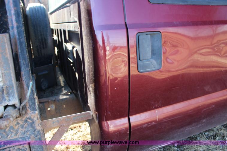 image for item L6552 2000 Ford F350 Super Duty XLT Crew Cab flatbed pickup truck