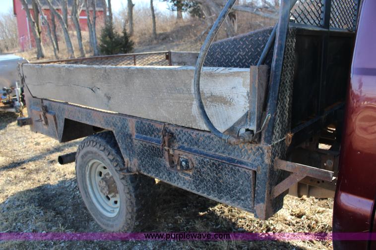 image for item L6552 2000 Ford F350 Super Duty XLT Crew Cab flatbed pickup truck