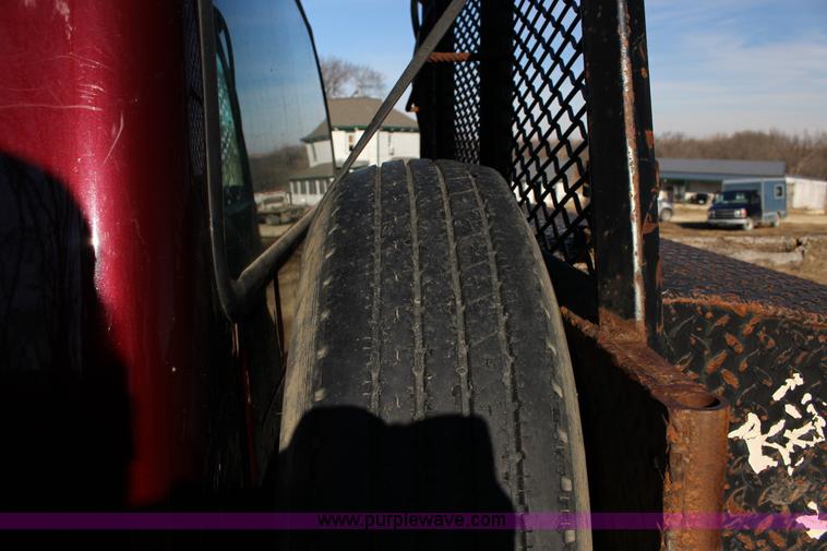 image for item L6552 2000 Ford F350 Super Duty XLT Crew Cab flatbed pickup truck