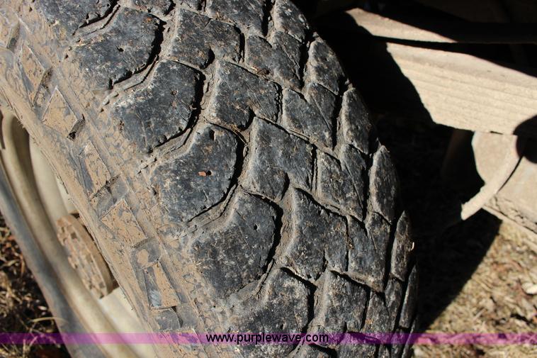 image for item L6552 2000 Ford F350 Super Duty XLT Crew Cab flatbed pickup truck