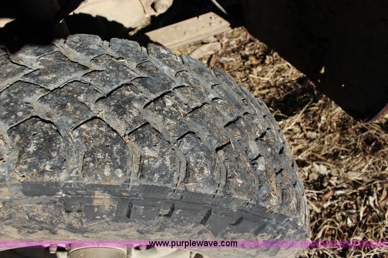 image for item L6552 2000 Ford F350 Super Duty XLT Crew Cab flatbed pickup truck