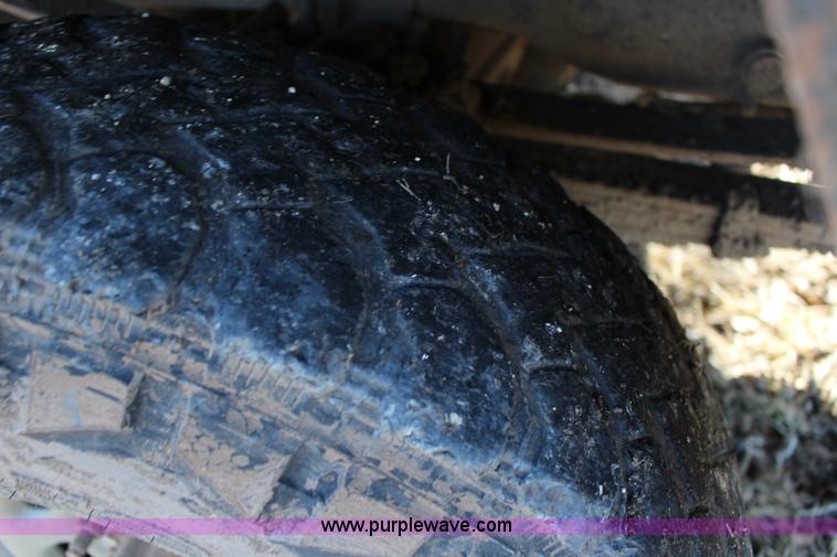 image for item L6552 2000 Ford F350 Super Duty XLT Crew Cab flatbed pickup truck