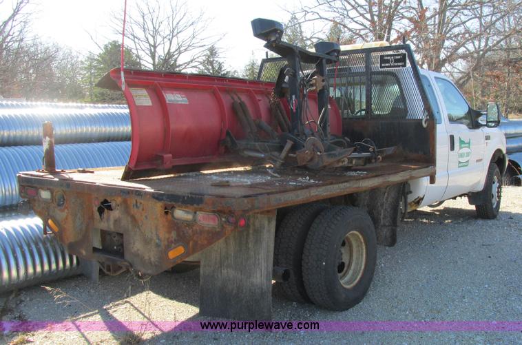 image for item AW9782 2004 Ford F350 Super Duty SuperCab flatbed pickup truck