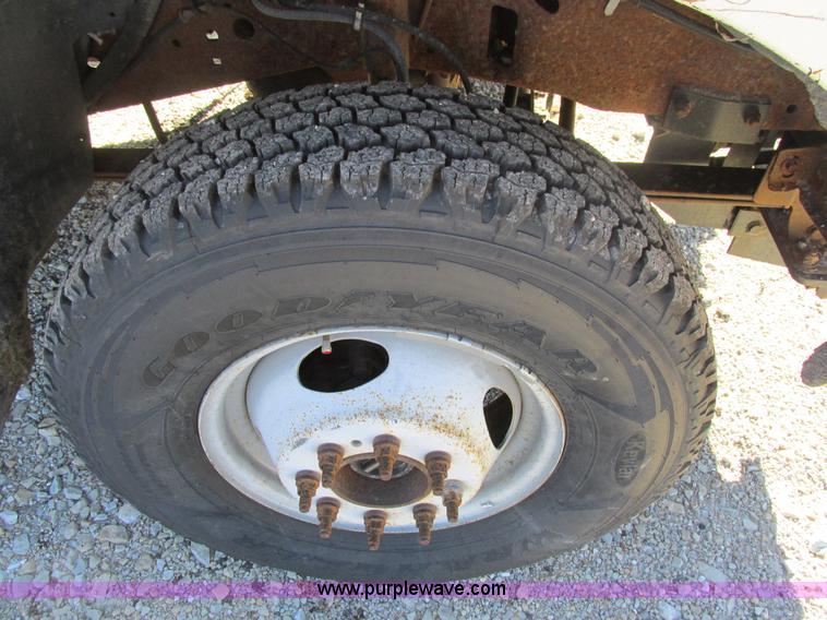 image for item AW9782 2004 Ford F350 Super Duty SuperCab flatbed pickup truck