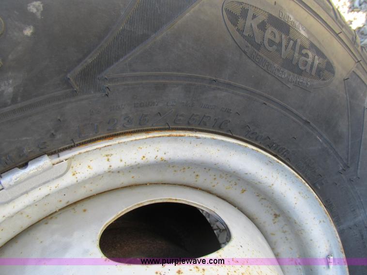 image for item AW9782 2004 Ford F350 Super Duty SuperCab flatbed pickup truck