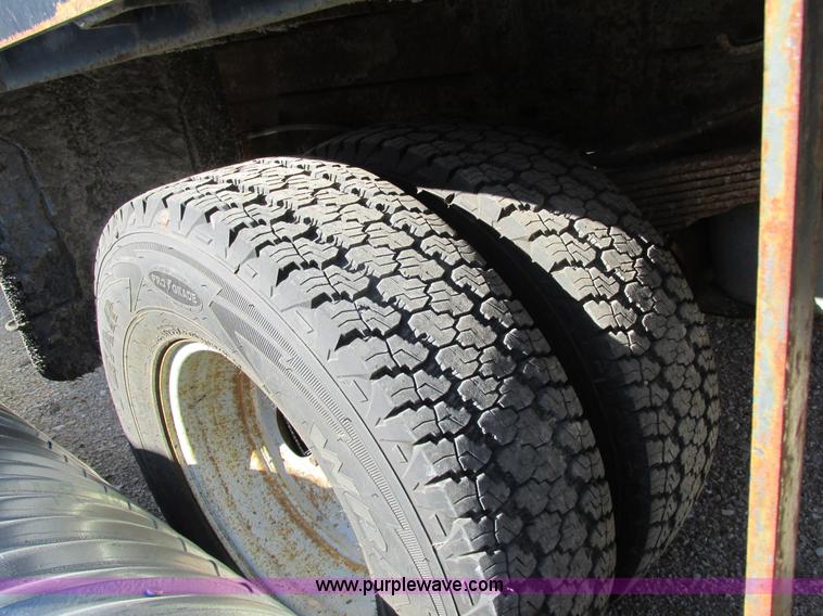 image for item AW9782 2004 Ford F350 Super Duty SuperCab flatbed pickup truck