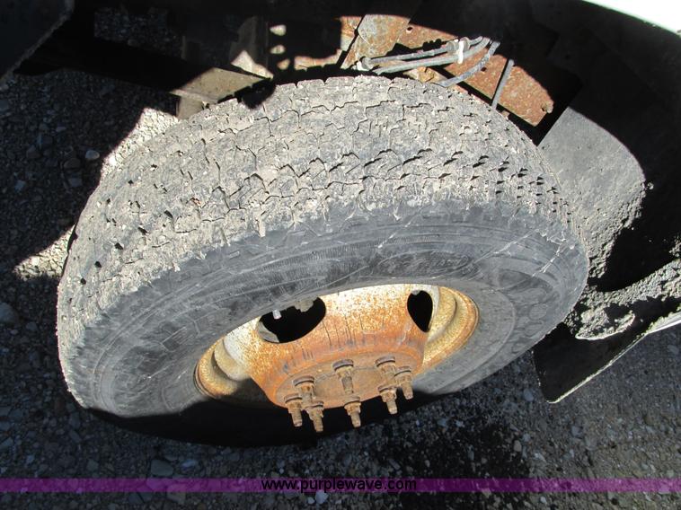 image for item AW9782 2004 Ford F350 Super Duty SuperCab flatbed pickup truck