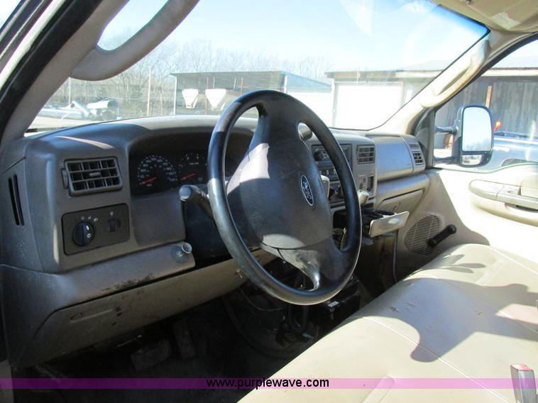 image for item AW9782 2004 Ford F350 Super Duty SuperCab flatbed pickup truck