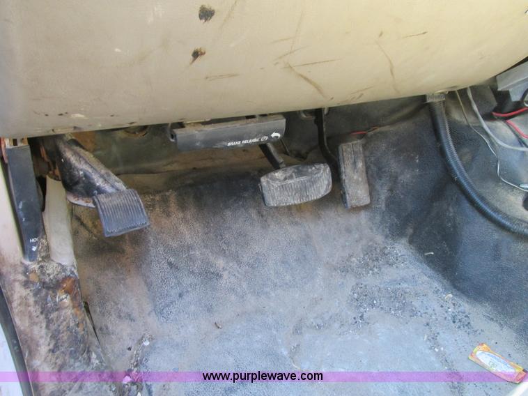 image for item AW9782 2004 Ford F350 Super Duty SuperCab flatbed pickup truck