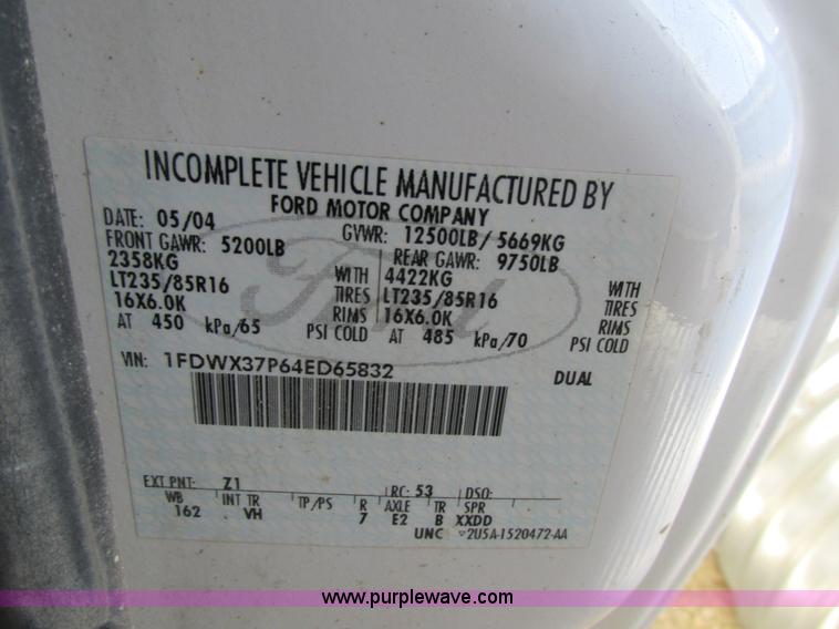 image for item AW9782 2004 Ford F350 Super Duty SuperCab flatbed pickup truck