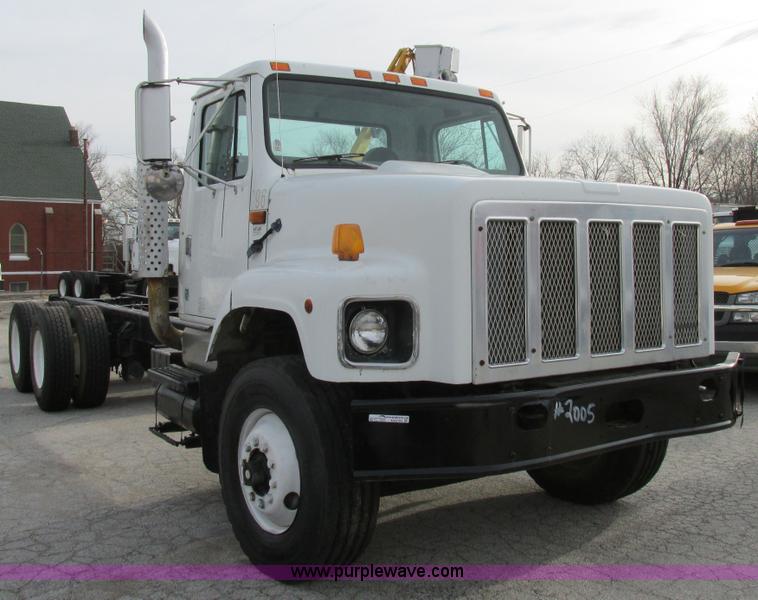 image for item AW9789 1996 International F2674 cab and chassis