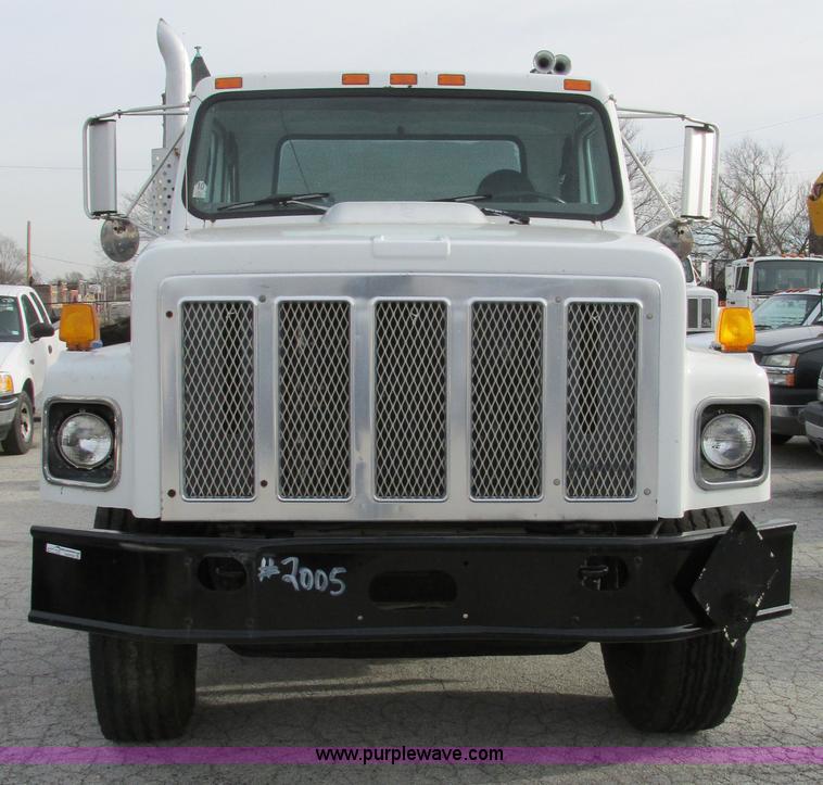 image for item AW9789 1996 International F2674 cab and chassis