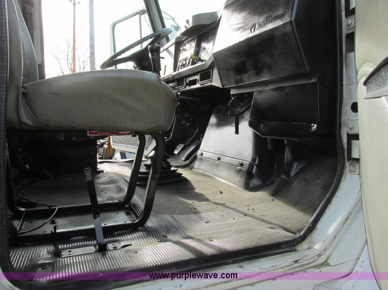 image for item AW9789 1996 International F2674 cab and chassis