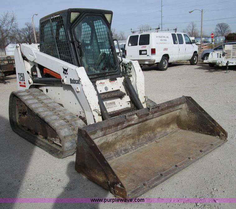 image for item D2272 2003 Bobcat T250 skid steer