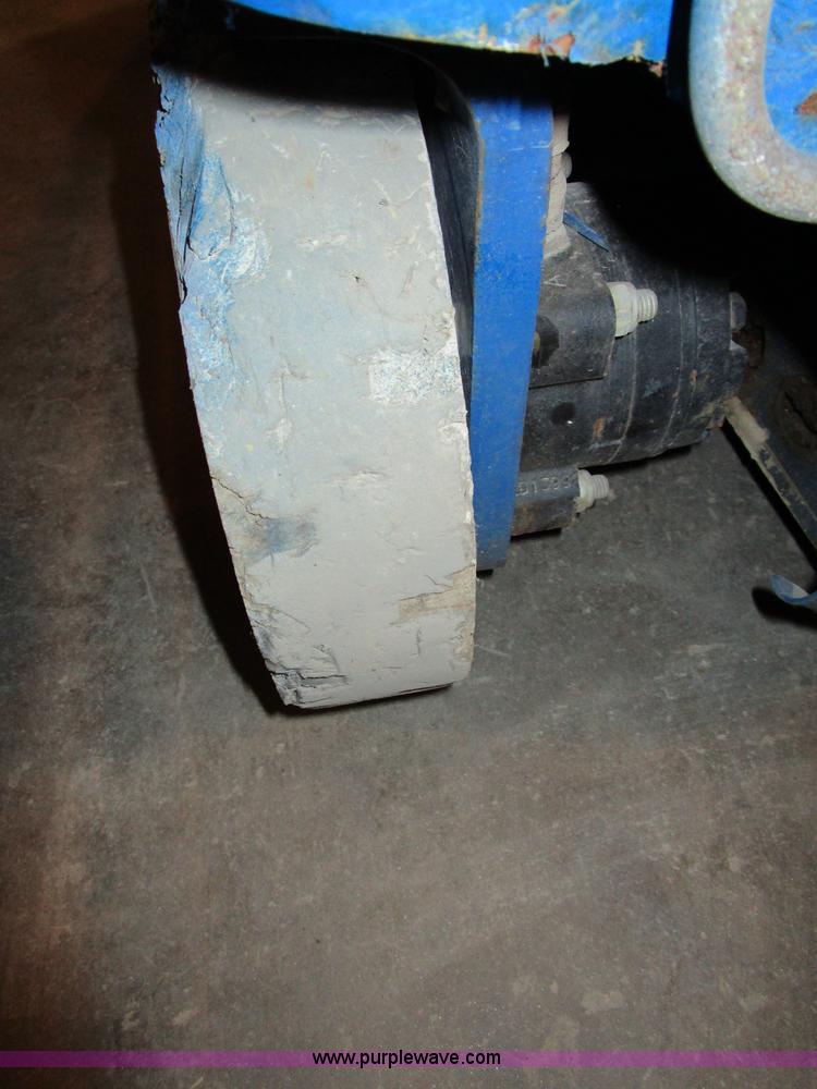 image for item D2288 2007 Up Right TM12 scissor lift