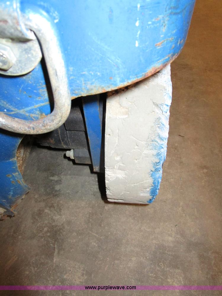 image for item D2288 2007 Up Right TM12 scissor lift