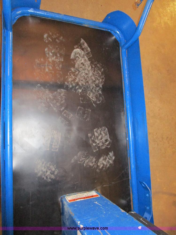 image for item D2288 2007 Up Right TM12 scissor lift