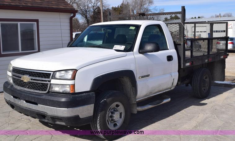 image for item E6123 2007 Chevrolet Silverado 2500HD flatbed pickup truck
