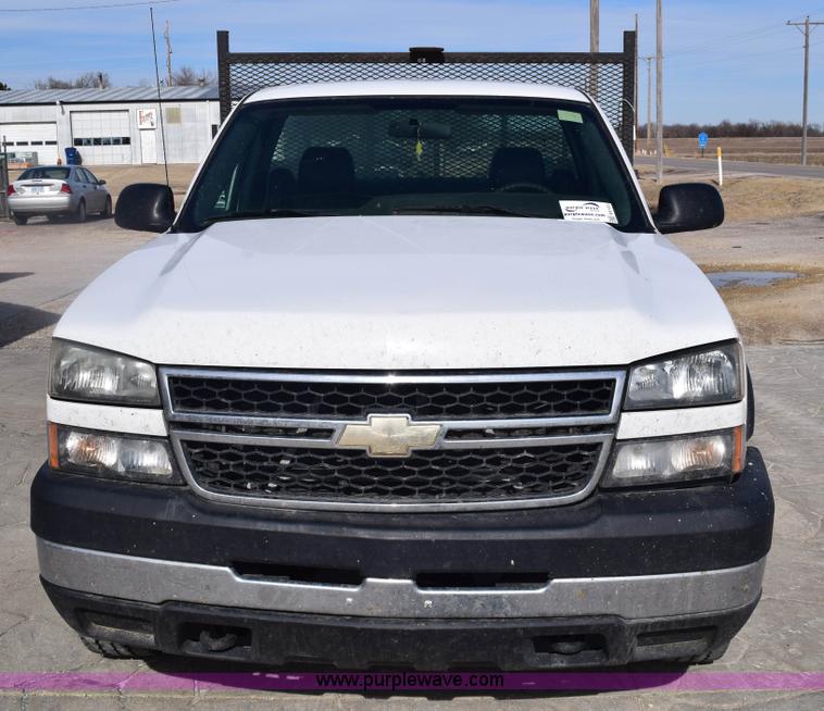 image for item E6123 2007 Chevrolet Silverado 2500HD flatbed pickup truck