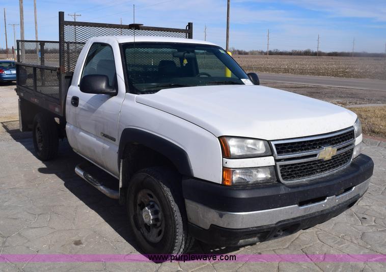 image for item E6123 2007 Chevrolet Silverado 2500HD flatbed pickup truck