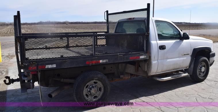 image for item E6123 2007 Chevrolet Silverado 2500HD flatbed pickup truck