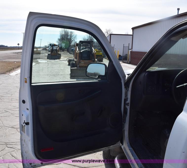 image for item E6123 2007 Chevrolet Silverado 2500HD flatbed pickup truck